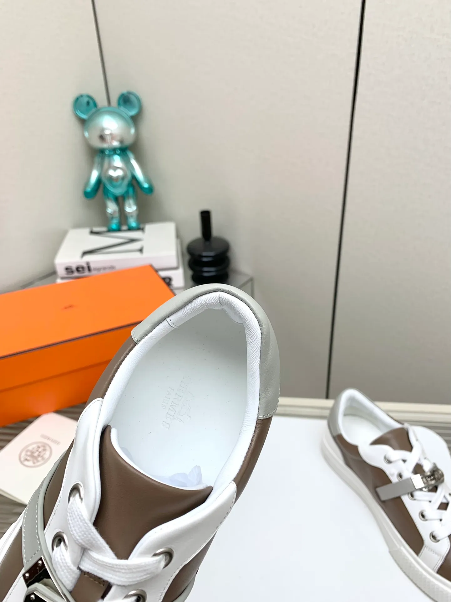 👟👟Ex-factory price 660👟👟 Men's style ➕10 (high version) Hermes classic couple model #𝐊𝐞𝐥𝐥𝐲 buckle casual white skate shoes, which will not conflict with shoes at all. Full of unknowns, Hermès rarely produces flat casual shoes and they are paired with classic palladium-plated Kelly shoe buckles! You'll fall in love with it at first sight. It's super versatile and can be worn with any skirt or pants. 🉑️Looking in with your eyes closed, it looks super noble. Fabric: Specific cowhide/canvas material. Lining: Sheepskin lining. Outsole: Original molded TPU outsole. Size: 35-45.